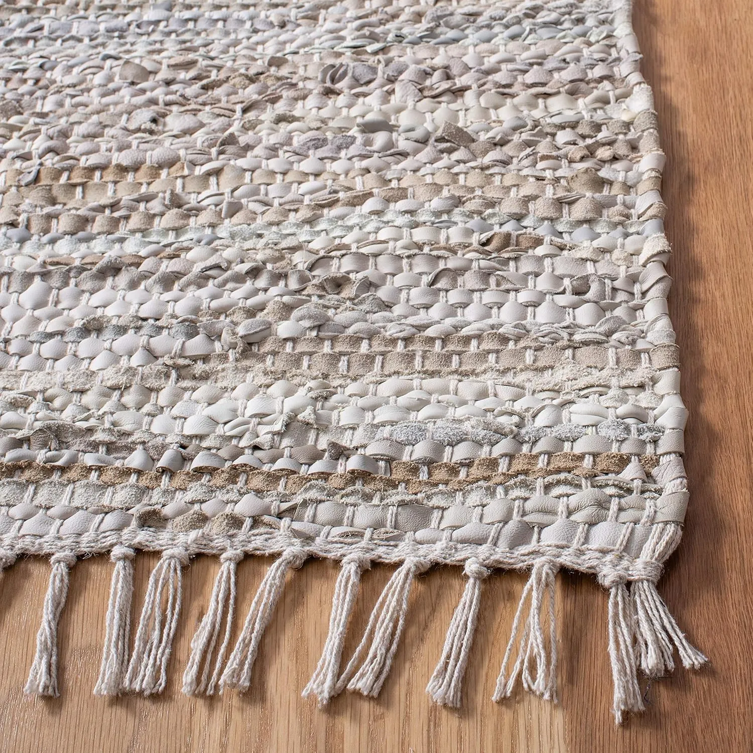 SAFAVIEH Vintage Leather Collection Accent Rug - 4' x 6', Beige, Handmade Boho Fringe Leather, Ideal for High Traffic Areas in Entryway, Living Room, Bedroom (VTL501B)
