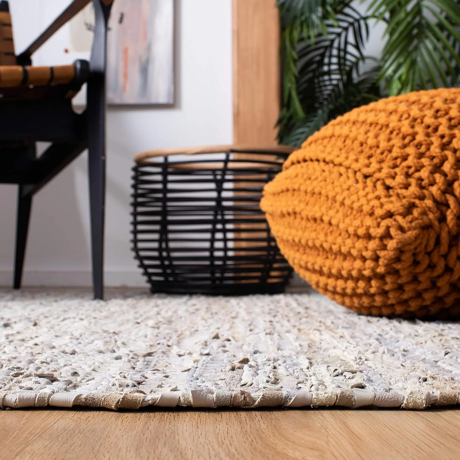 SAFAVIEH Vintage Leather Collection Accent Rug - 4' x 6', Beige, Handmade Boho Fringe Leather, Ideal for High Traffic Areas in Entryway, Living Room, Bedroom (VTL501B)